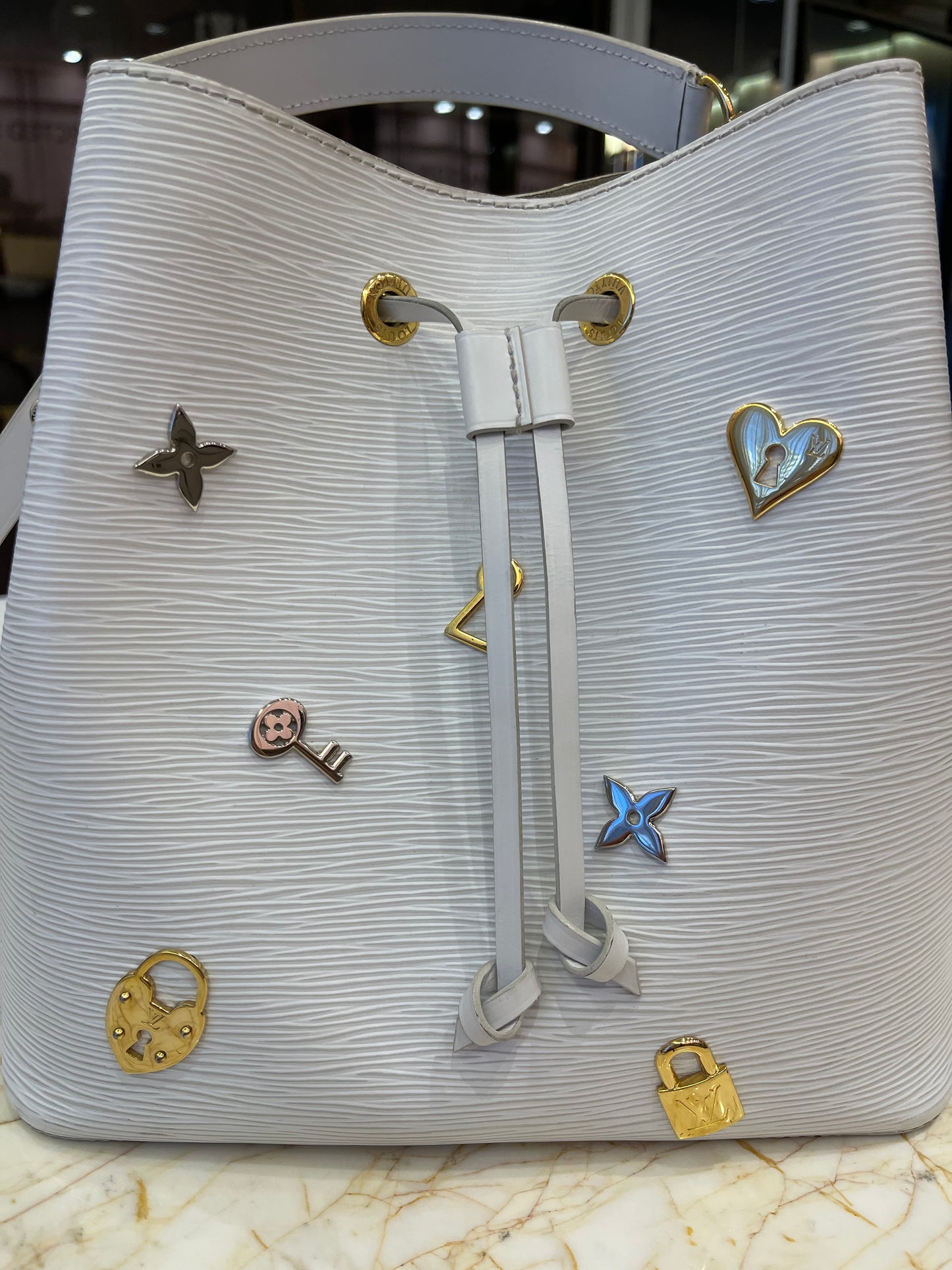Louis Vuitton Néo Noé Love Lock em Couro EPI Branco