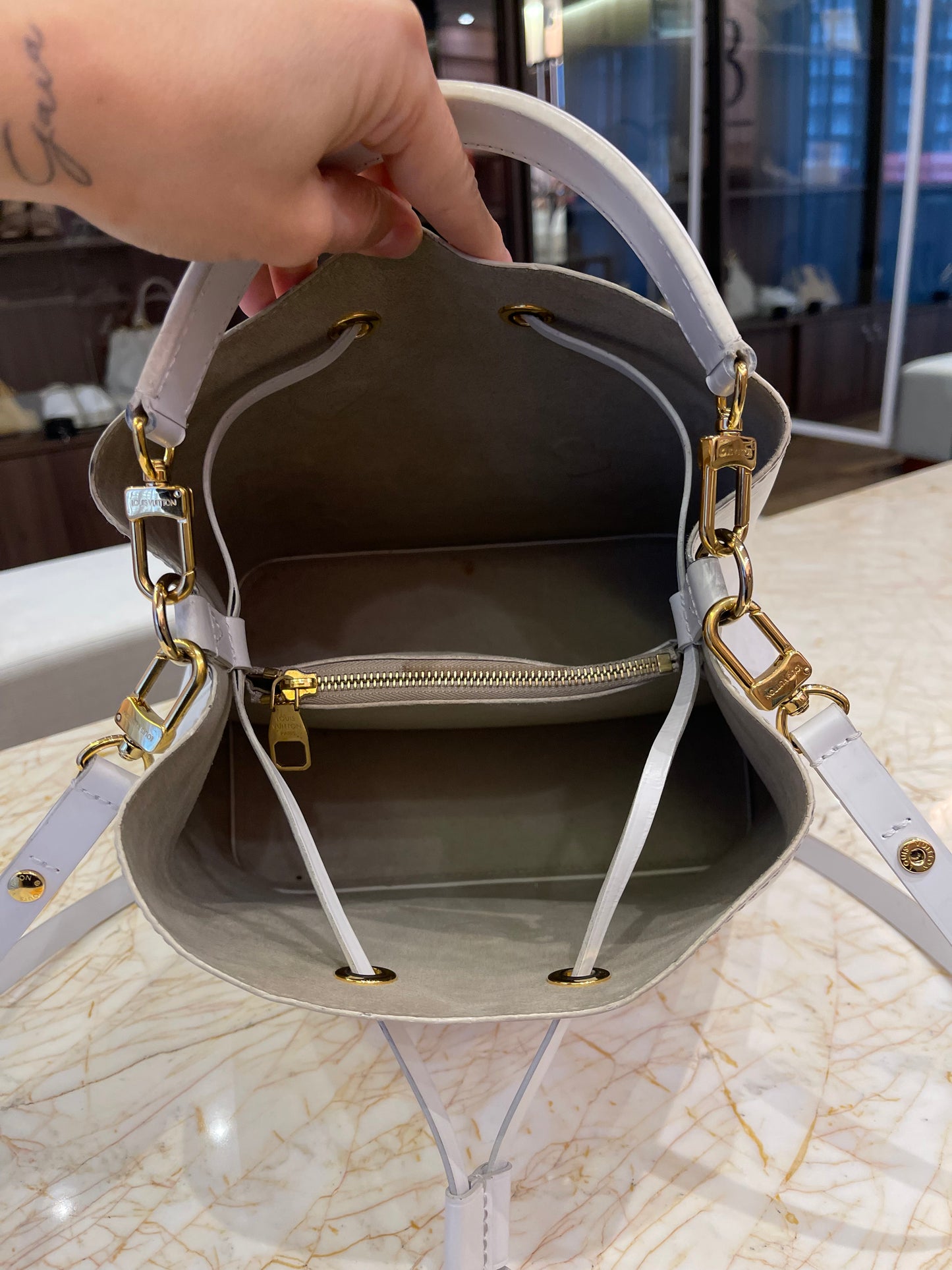 Louis Vuitton Néo Noé Love Lock em Couro EPI Branco