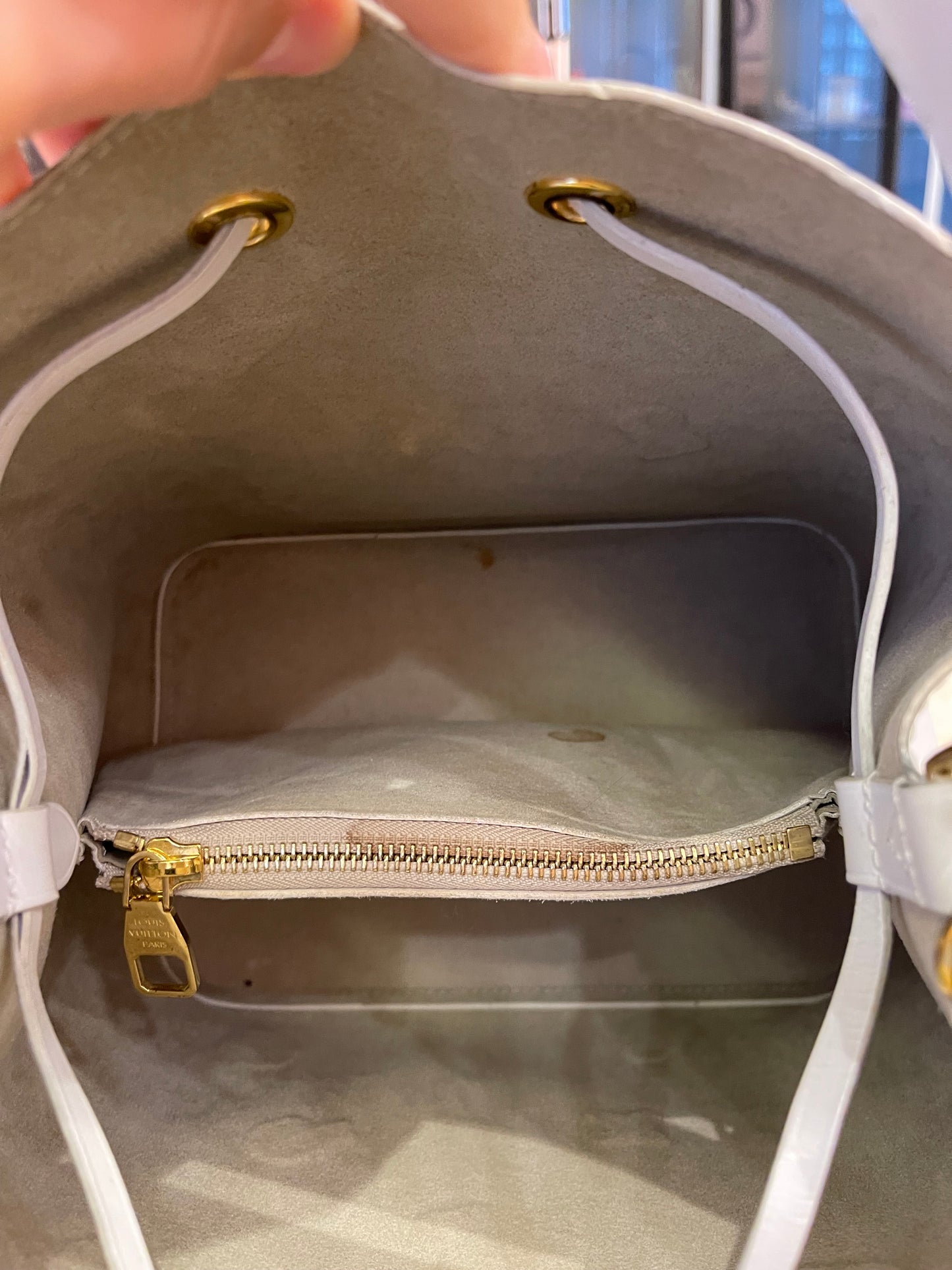 Louis Vuitton Néo Noé Love Lock em Couro EPI Branco