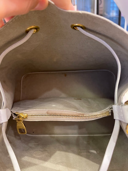 Louis Vuitton Néo Noé Love Lock em Couro EPI Branco