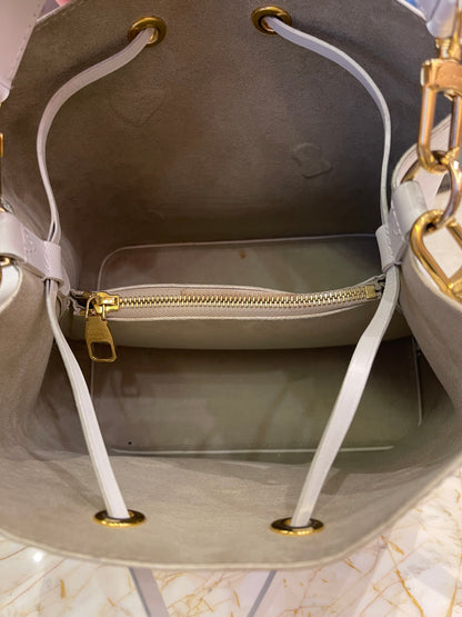 Louis Vuitton Néo Noé Love Lock em Couro EPI Branco