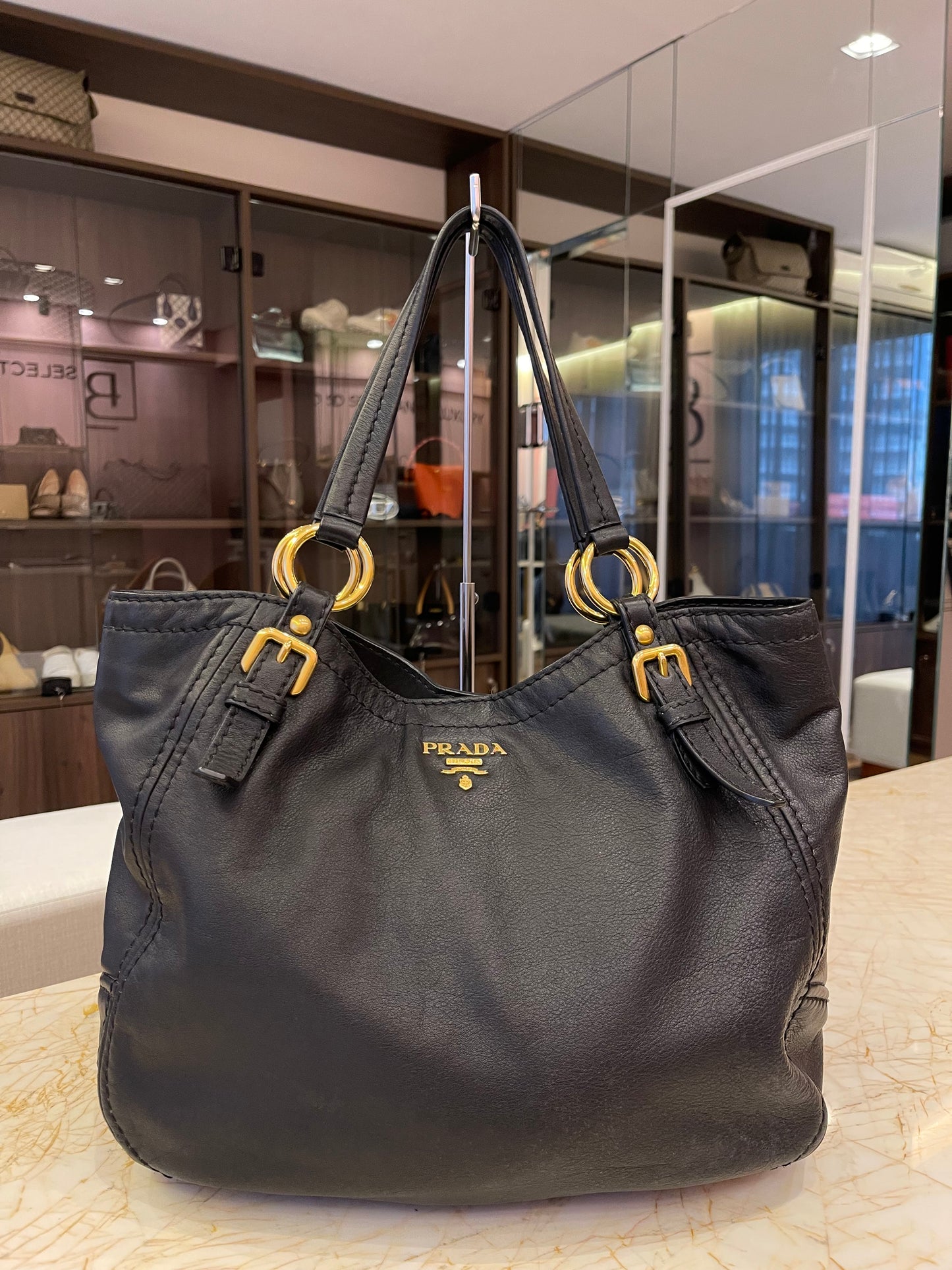 Prada Soft Calf Shoulder Bag em Couro Preto