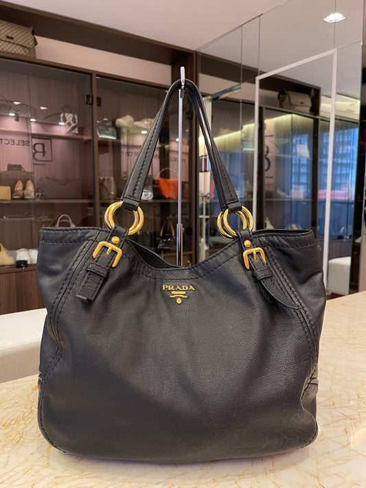 Prada Soft Calf Shoulder Bag em Couro Preto