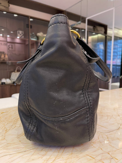 Prada Soft Calf Shoulder Bag em Couro Preto