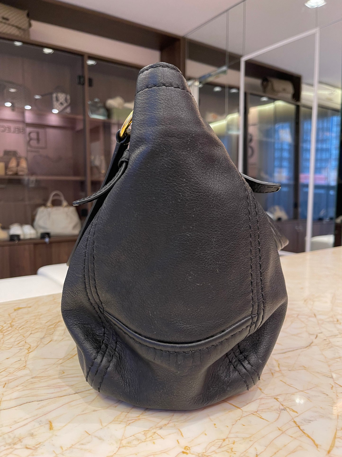 Prada Soft Calf Shoulder Bag em Couro Preto
