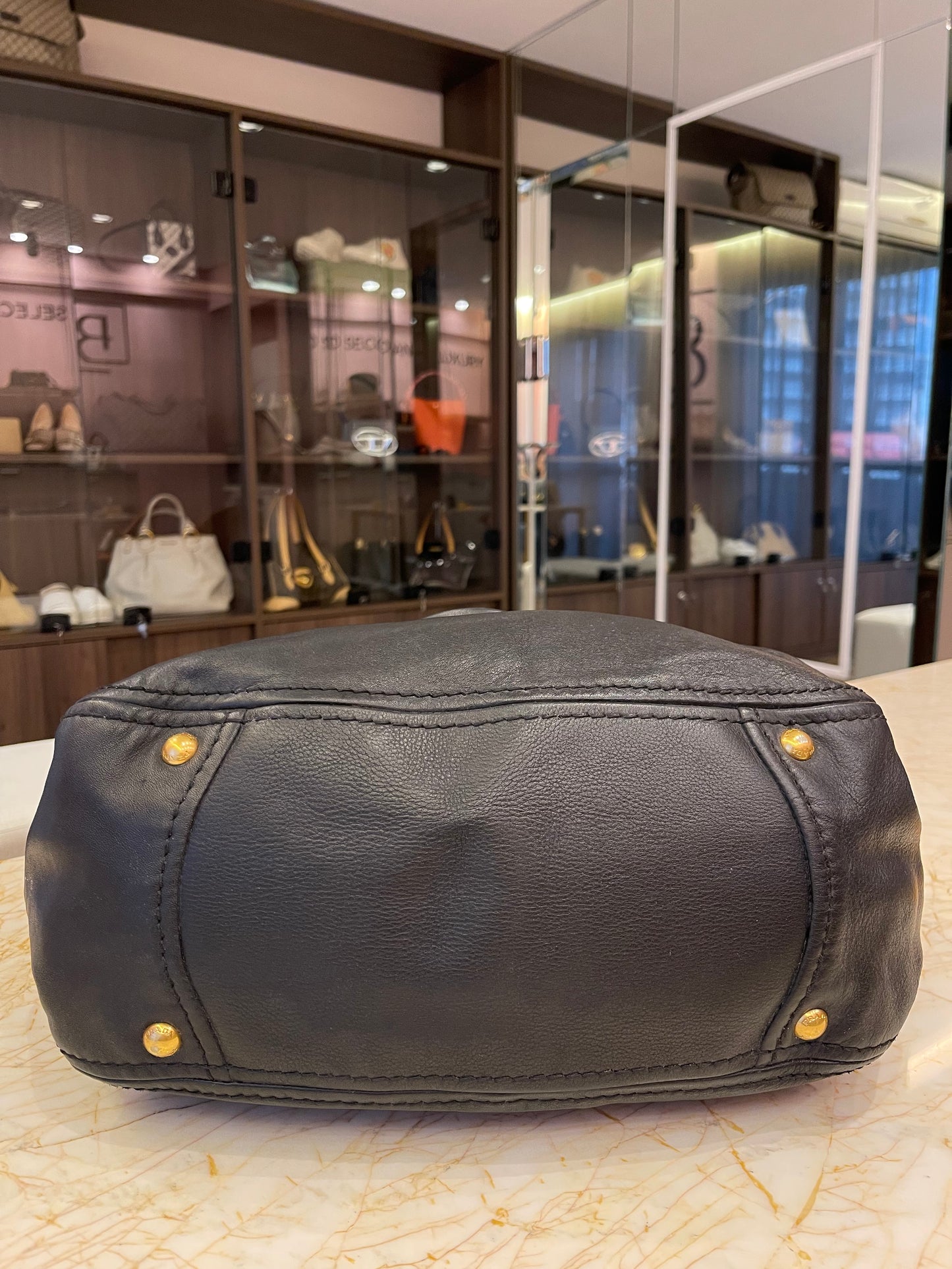 Prada Soft Calf Shoulder Bag em Couro Preto