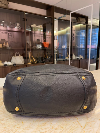Prada Soft Calf Shoulder Bag em Couro Preto