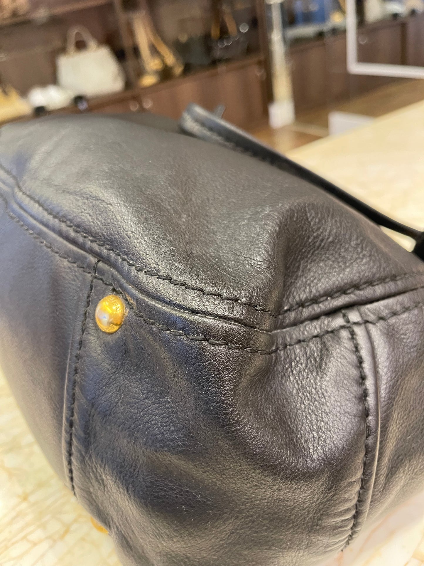 Prada Soft Calf Shoulder Bag em Couro Preto