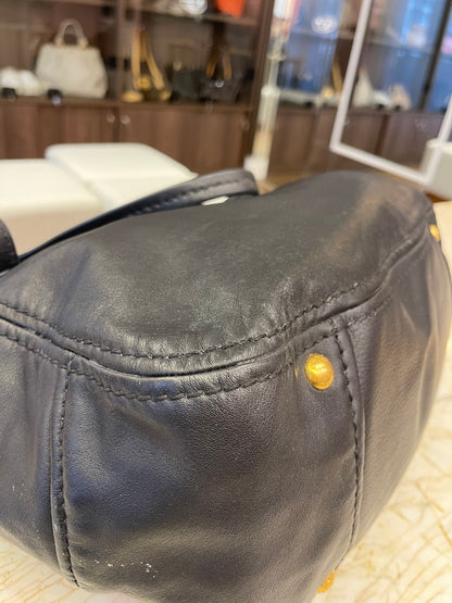 Prada Soft Calf Shoulder Bag em Couro Preto