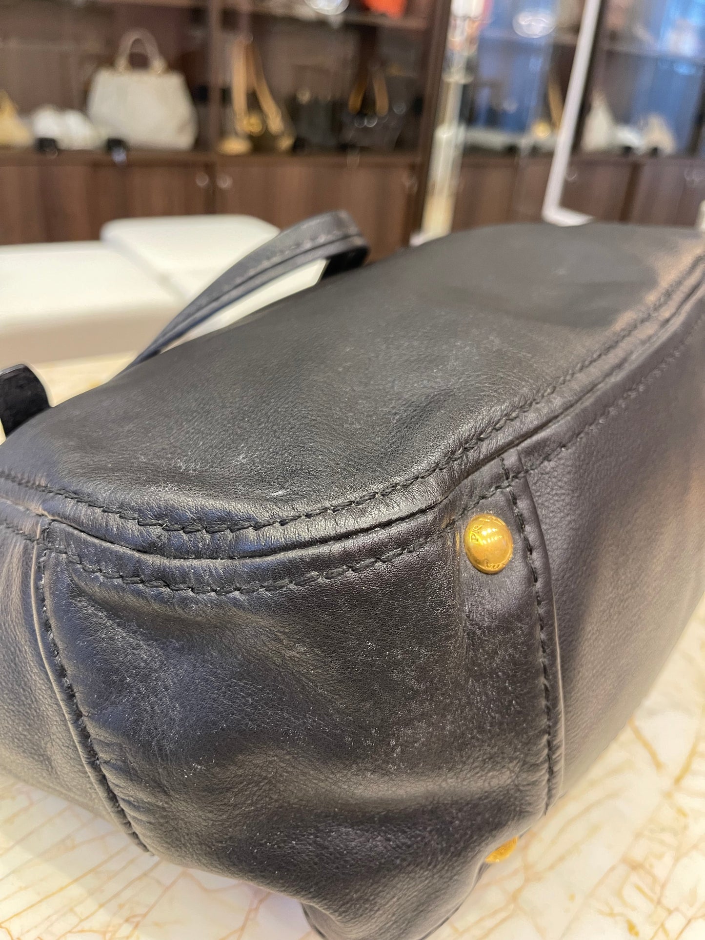 Prada Soft Calf Shoulder Bag em Couro Preto