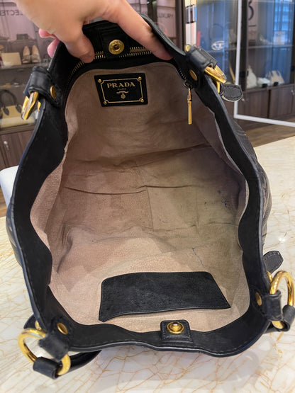 Prada Soft Calf Shoulder Bag em Couro Preto