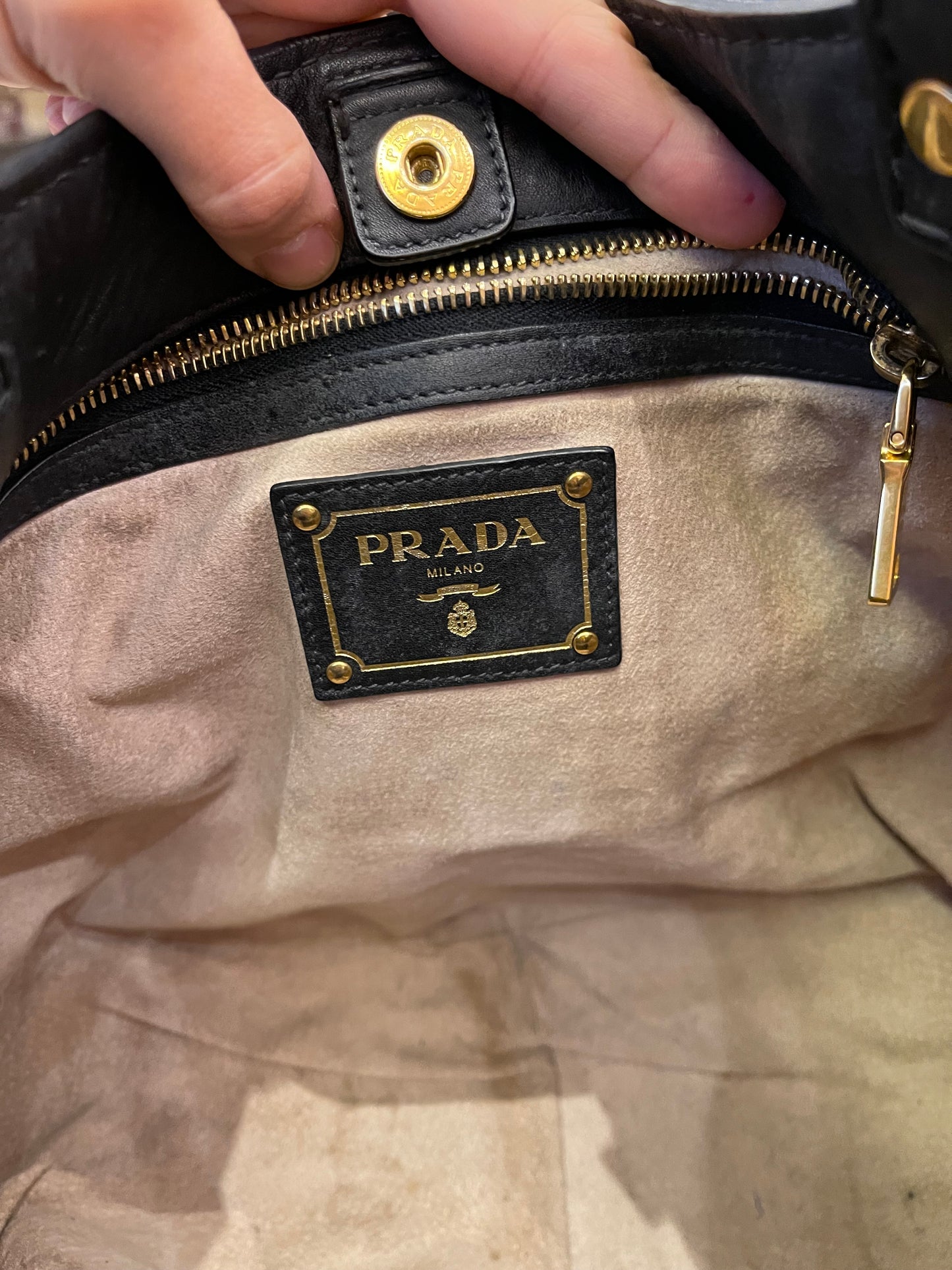 Prada Soft Calf Shoulder Bag em Couro Preto