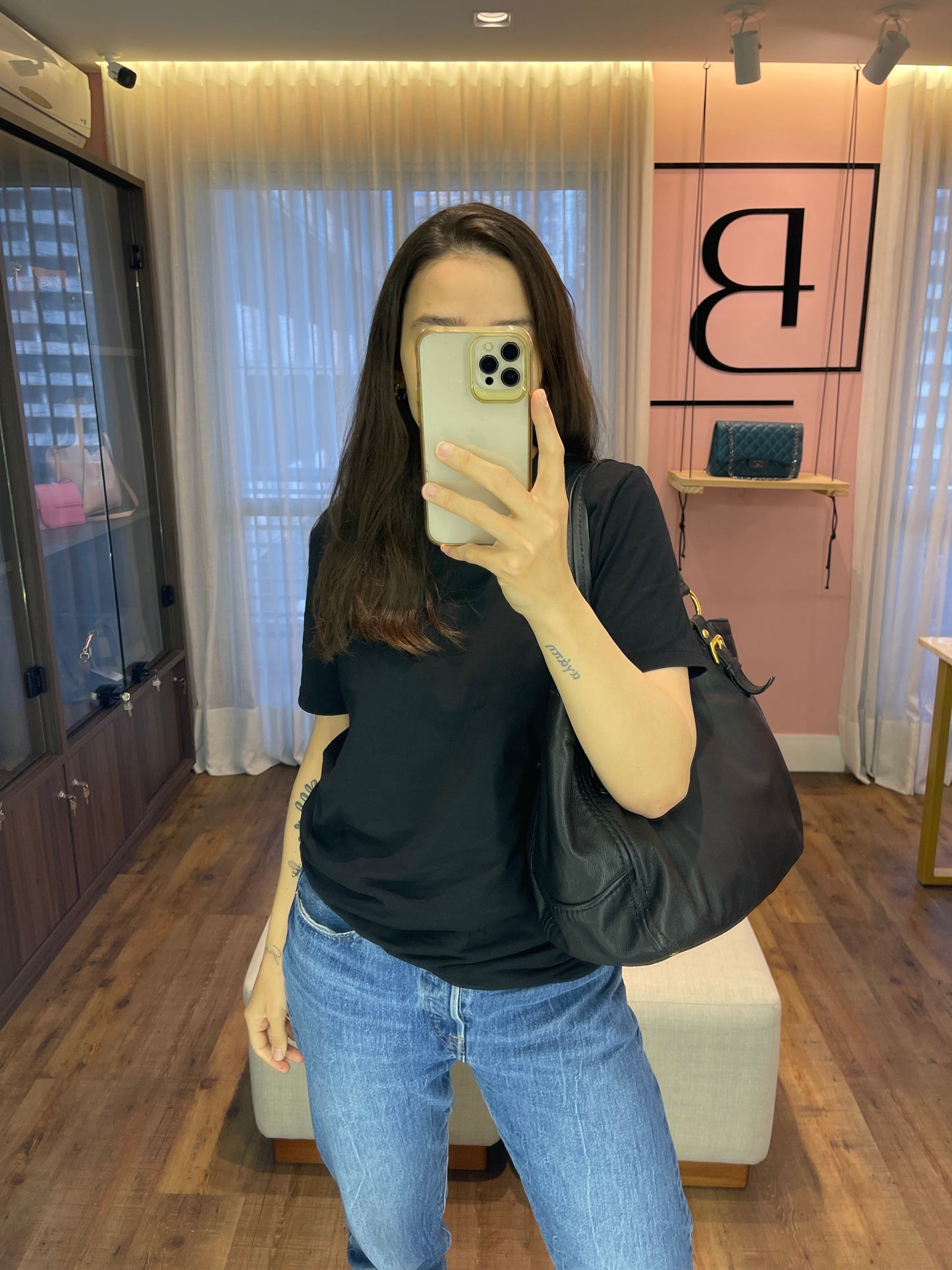 Prada Soft Calf Shoulder Bag em Couro Preto