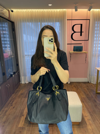 Prada Soft Calf Shoulder Bag em Couro Preto