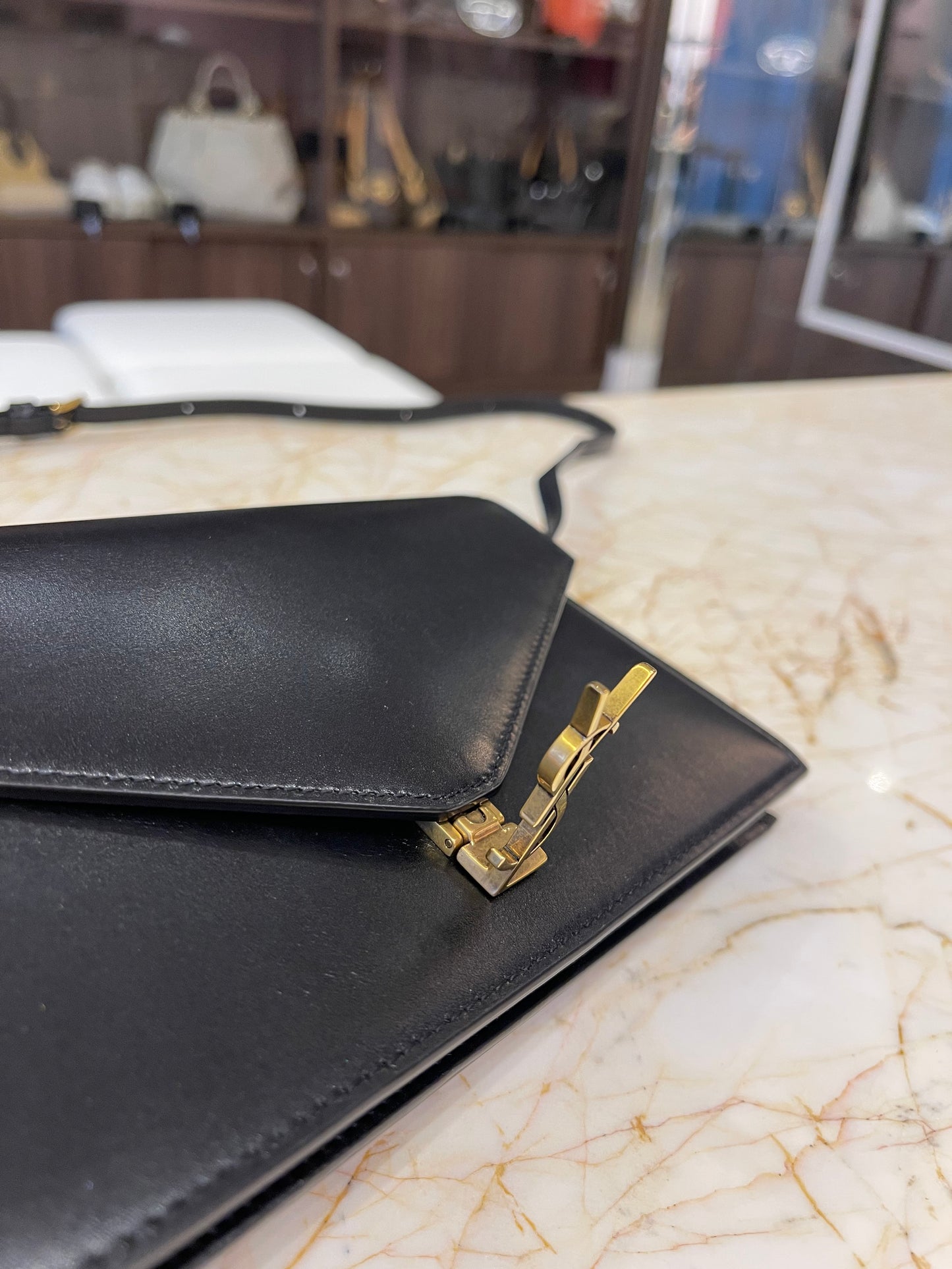 Saint Laurent Cassandre Leather Preto