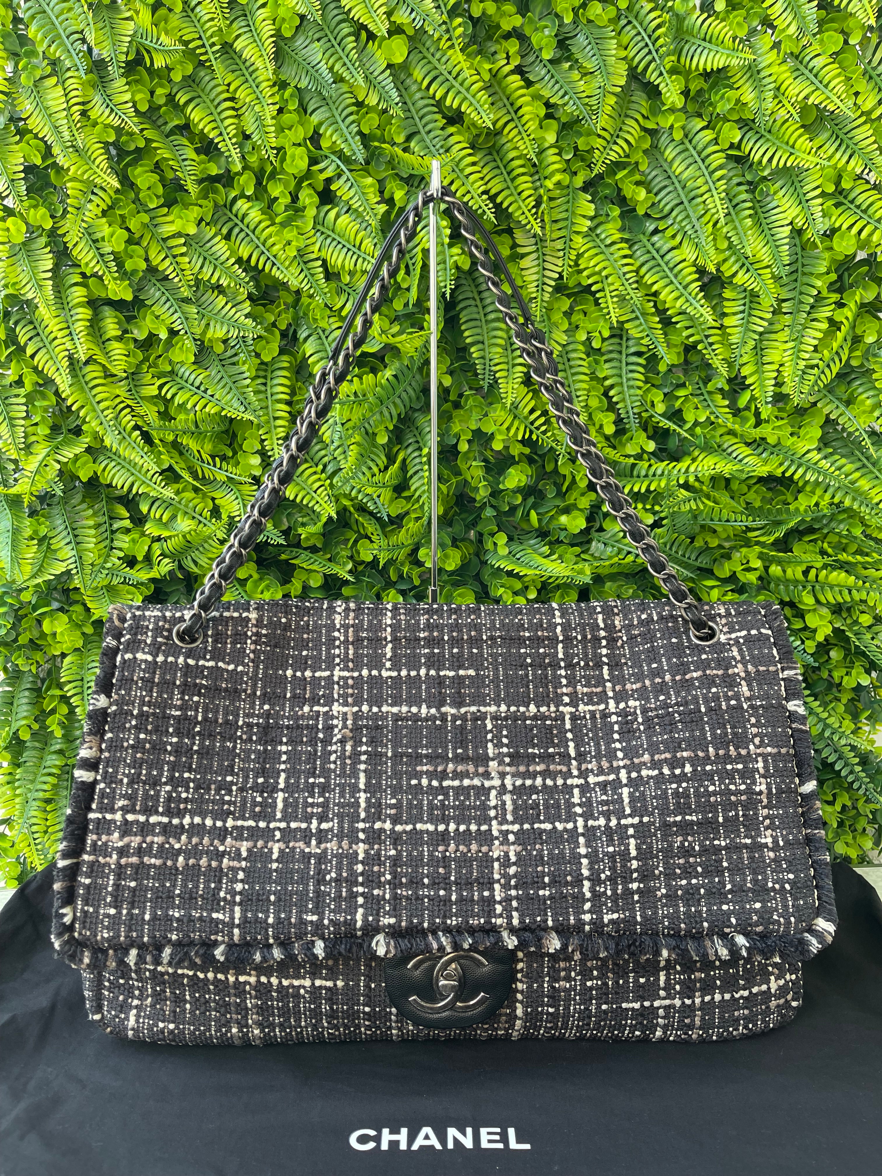 CHANEL 
バッグ Bolsa clássica grande, Couro de novilho granulado & metal dourado