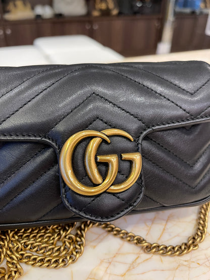 Gucci Mini Marmont em Matelassê Preto