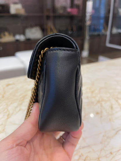 Gucci Mini Marmont em Matelassê Preto