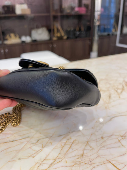 Gucci Mini Marmont em Matelassê Preto