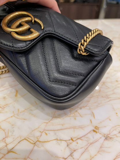 Gucci Mini Marmont em Matelassê Preto