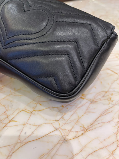 Gucci Mini Marmont em Matelassê Preto