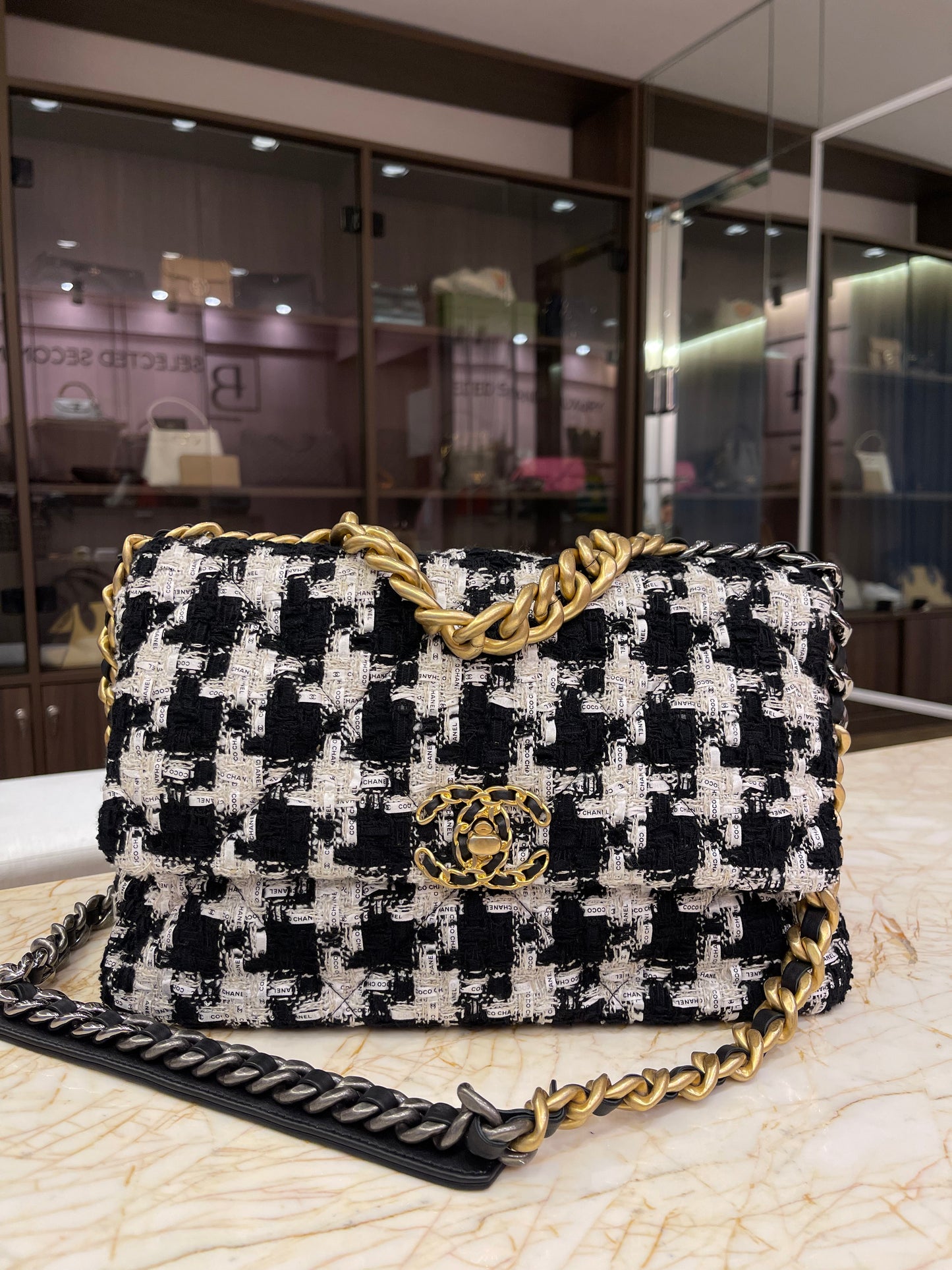 Chanel 19 Tweed Pied Poule