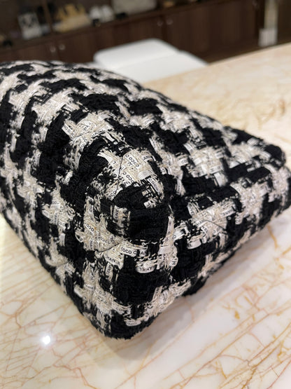Chanel 19 Tweed Pied Poule