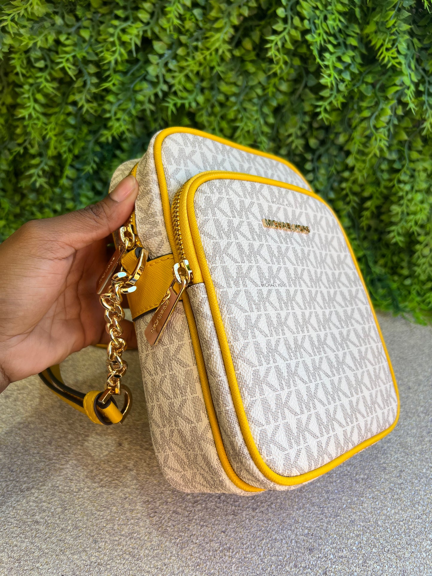 Michael Kors Transversal Monograma Amarelo