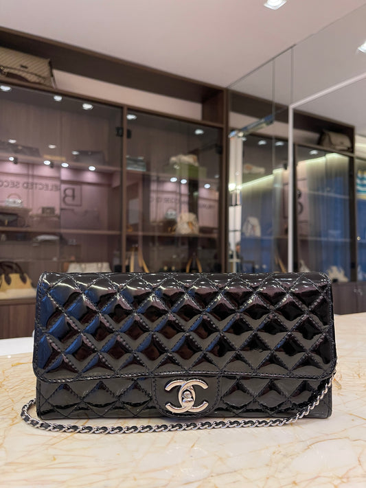 Chanel East West em Couro Verniz Preto