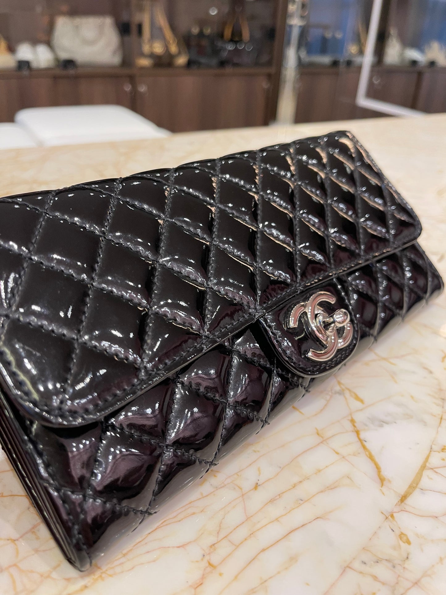Chanel East West em Couro Verniz Preto