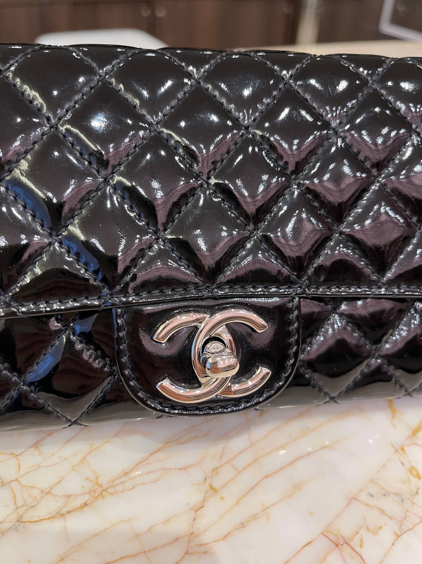 Chanel East West em Couro Verniz Preto