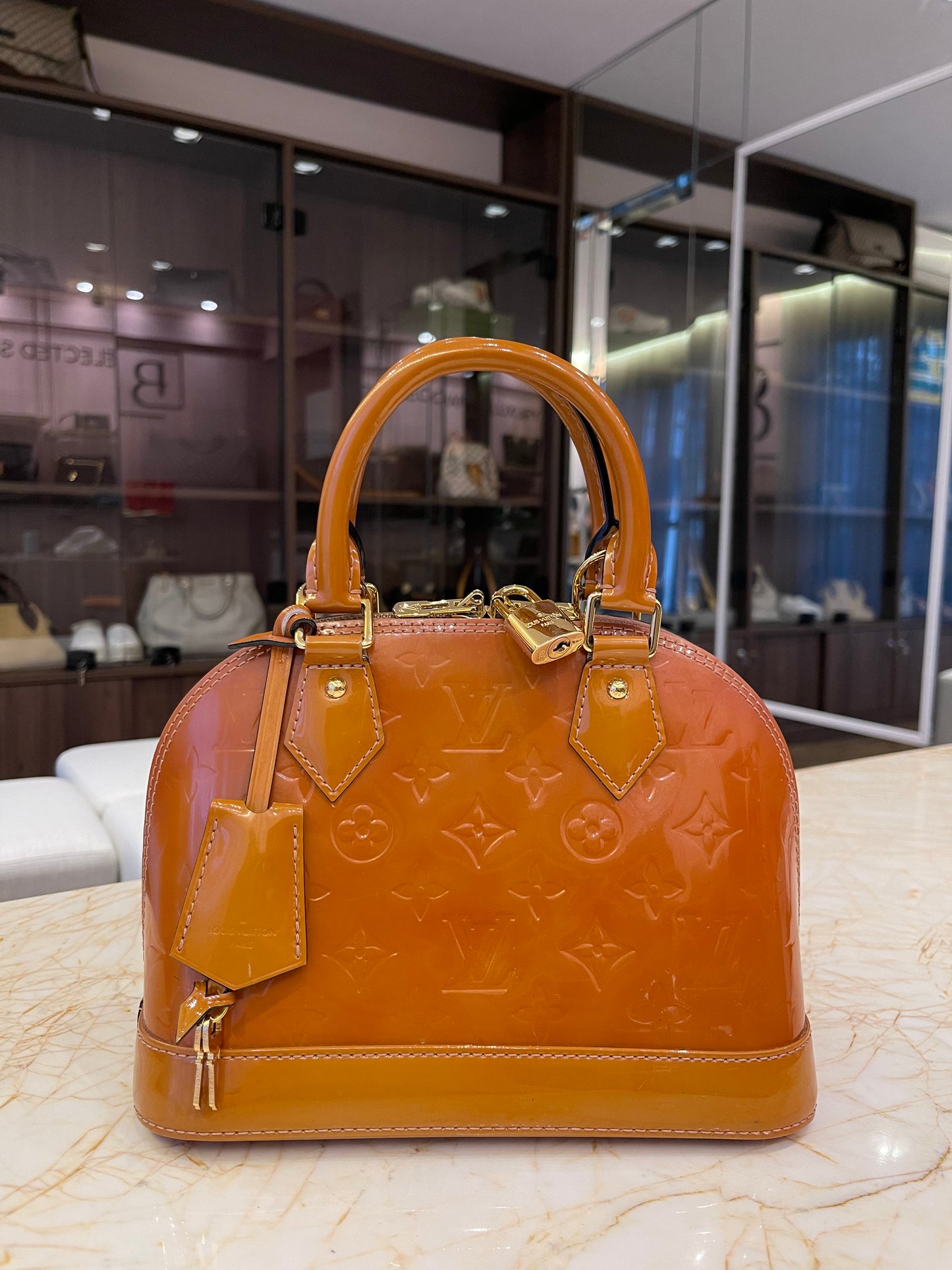 Louis Vuitton Alma BB em Couro Verniz