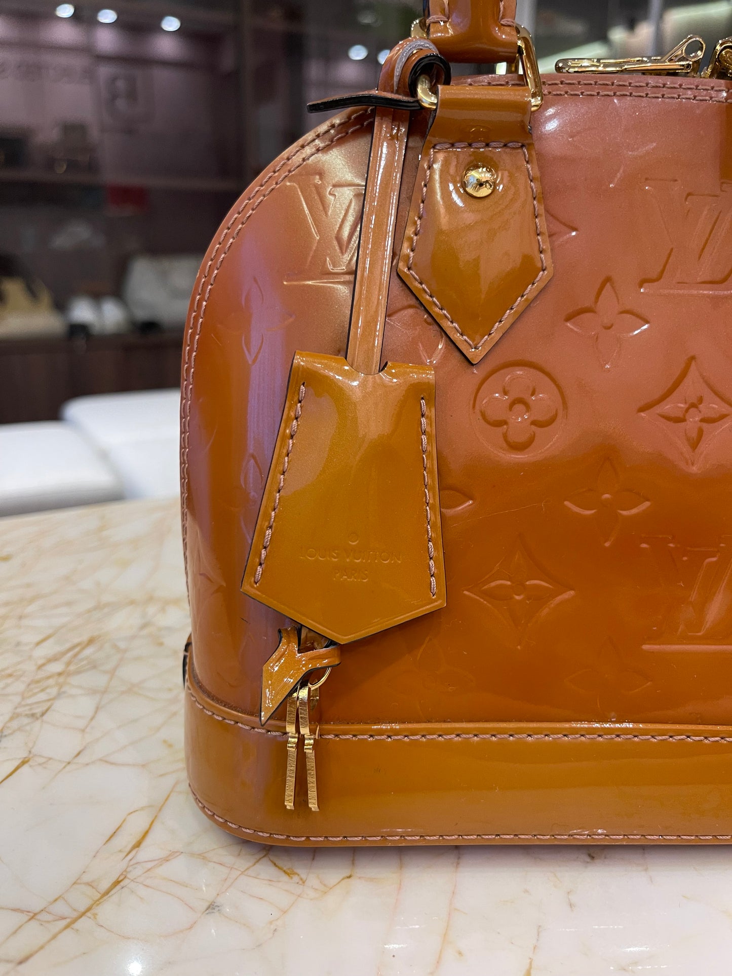 Louis Vuitton Alma BB em Couro Verniz