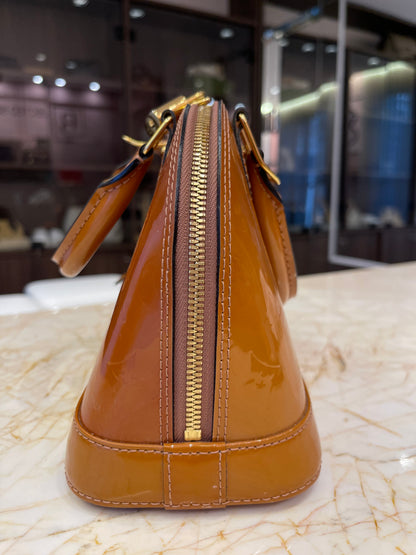 Louis Vuitton Alma BB em Couro Verniz