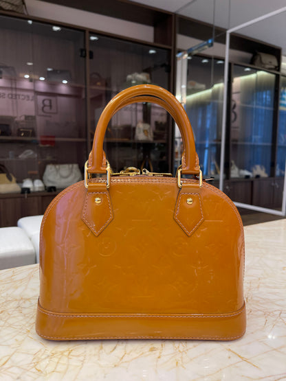 Louis Vuitton Alma BB em Couro Verniz