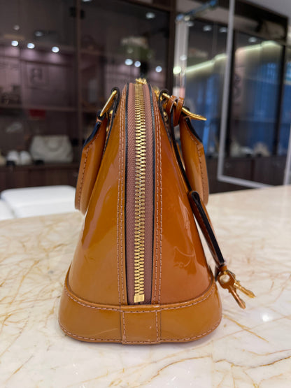 Louis Vuitton Alma BB em Couro Verniz