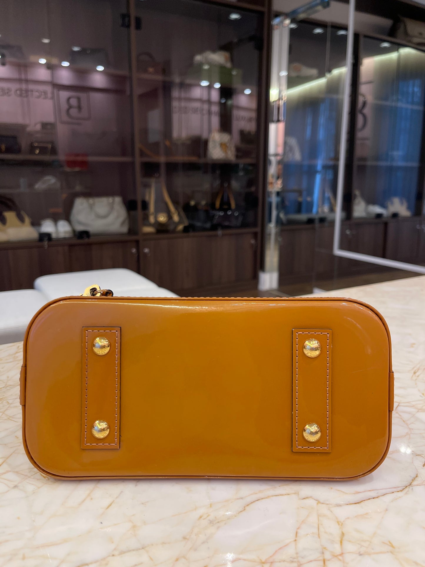 Louis Vuitton Alma BB em Couro Verniz