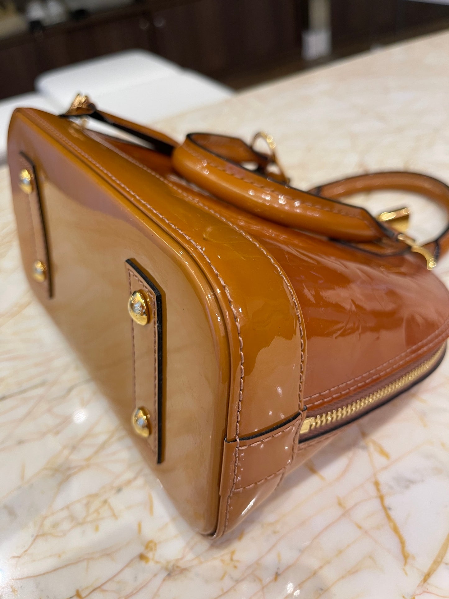 Louis Vuitton Alma BB em Couro Verniz
