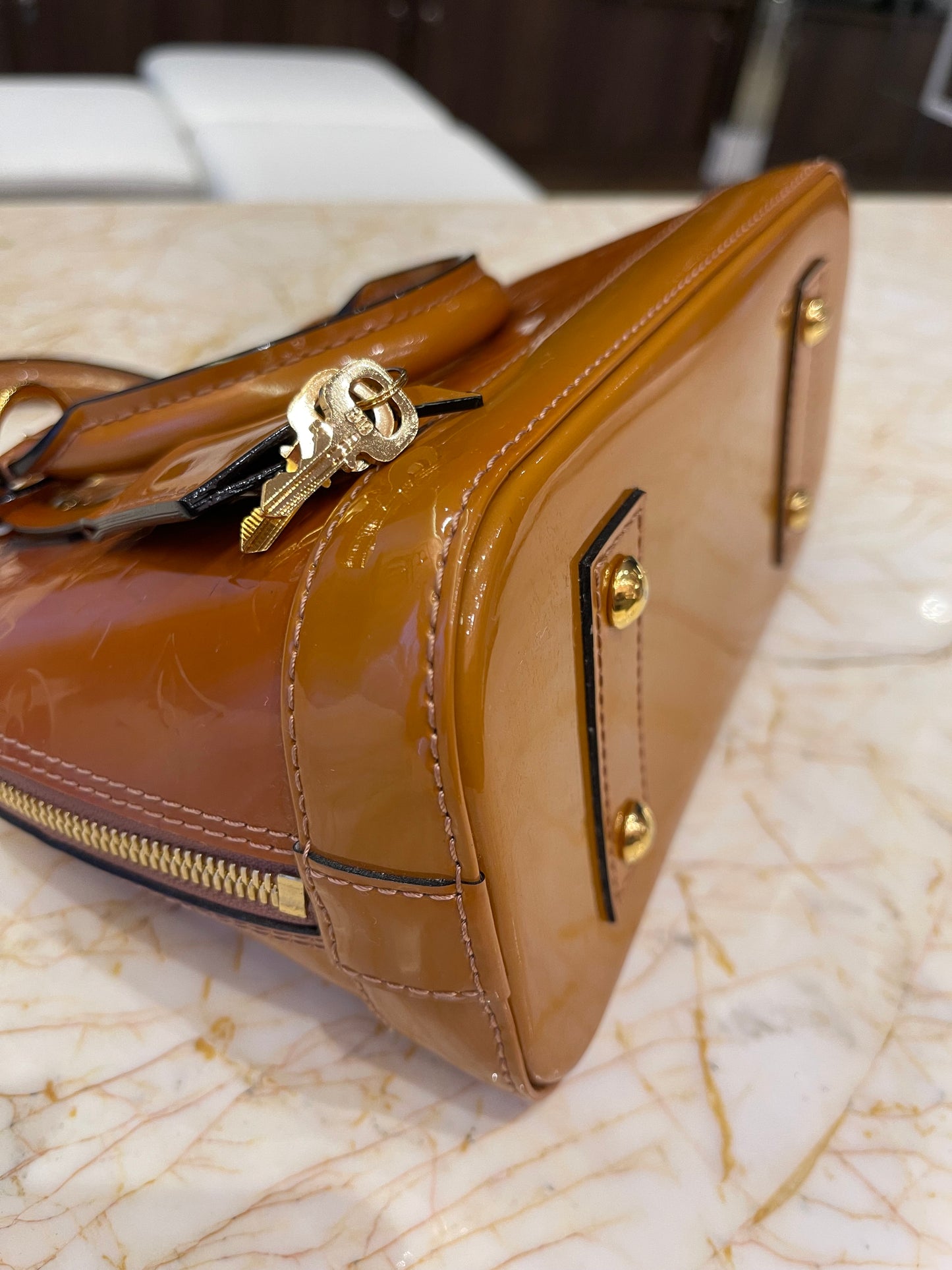 Louis Vuitton Alma BB em Couro Verniz