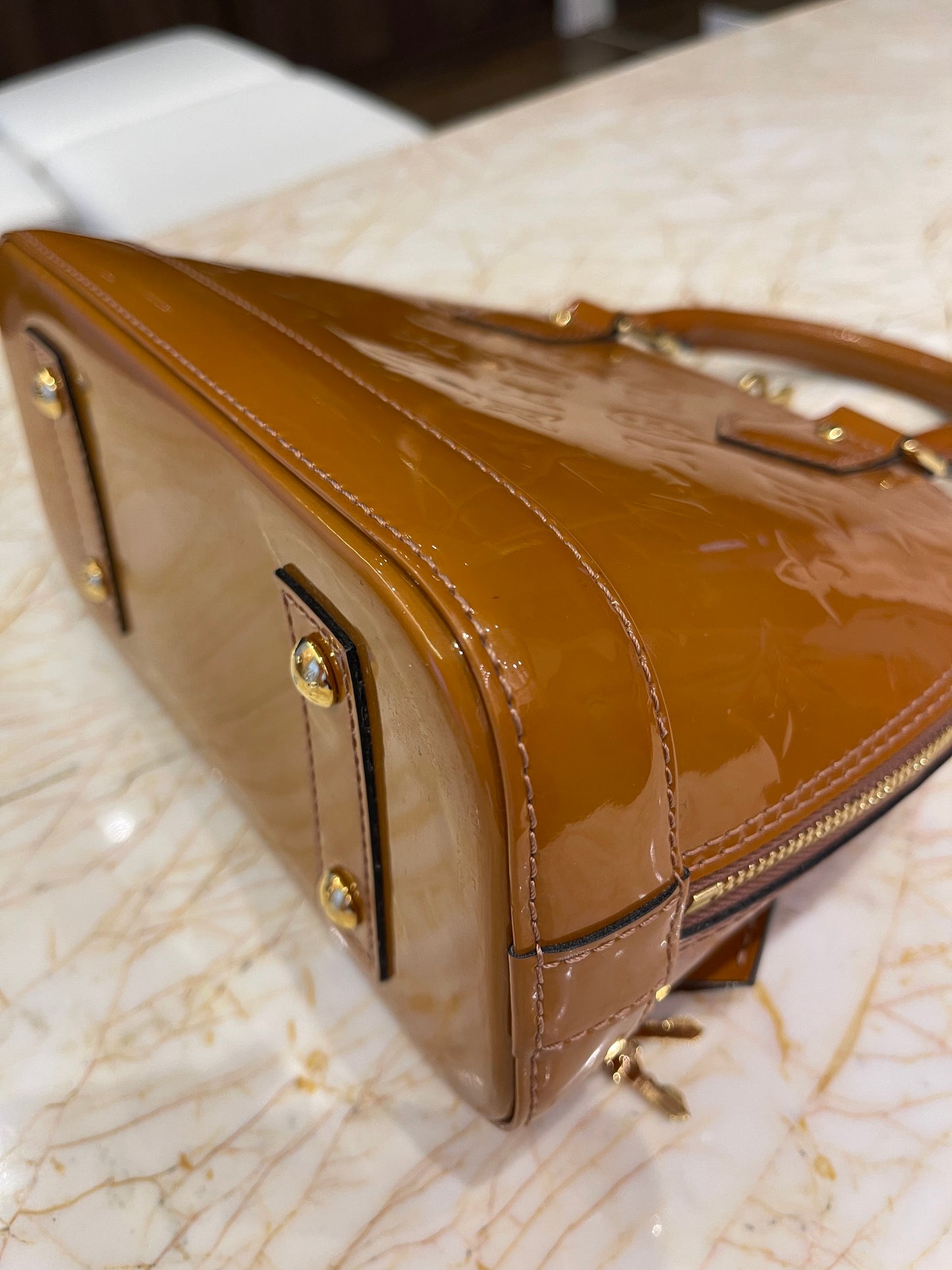 Louis Vuitton Alma BB em Couro Verniz