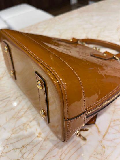 Louis Vuitton Alma BB em Couro Verniz