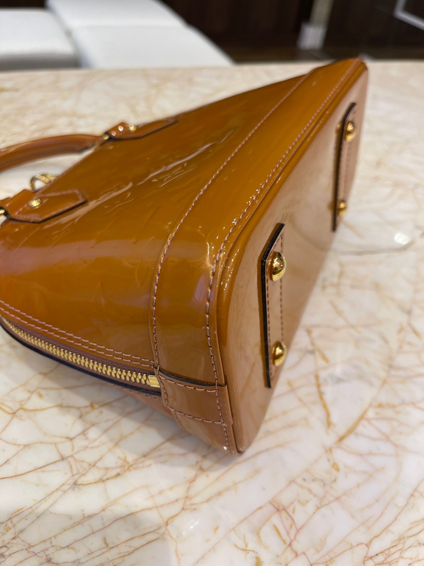Louis Vuitton Alma BB em Couro Verniz