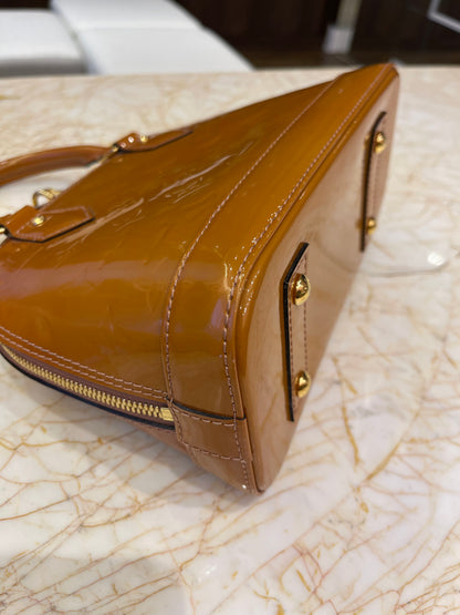 Louis Vuitton Alma BB em Couro Verniz