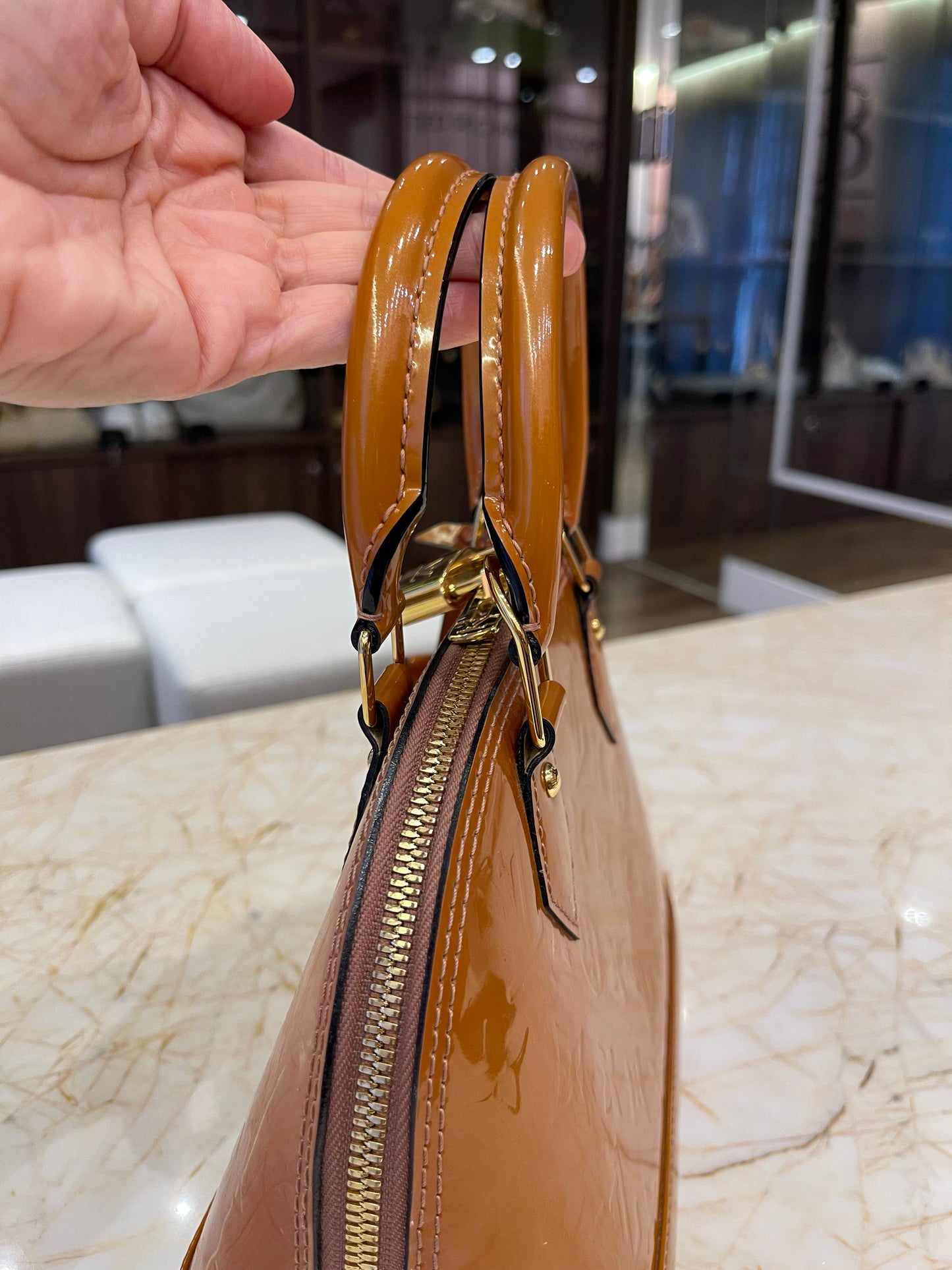 Louis Vuitton Alma BB em Couro Verniz