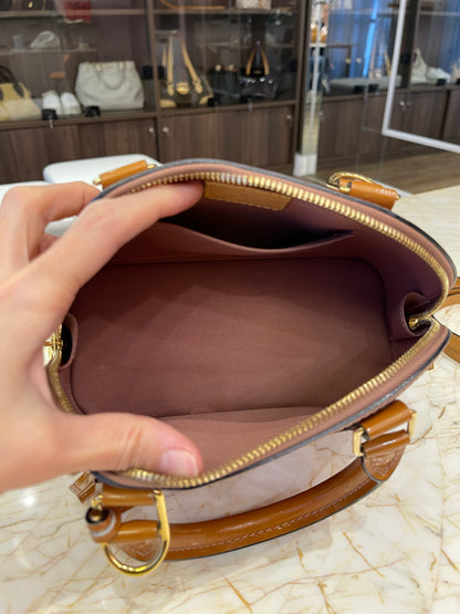 Louis Vuitton Alma BB em Couro Verniz