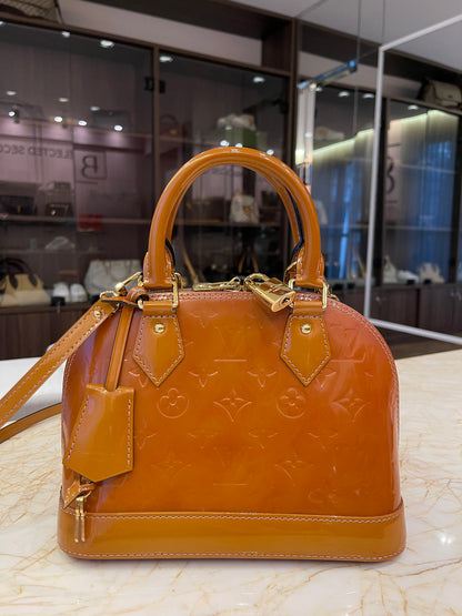 Louis Vuitton Alma BB em Couro Verniz