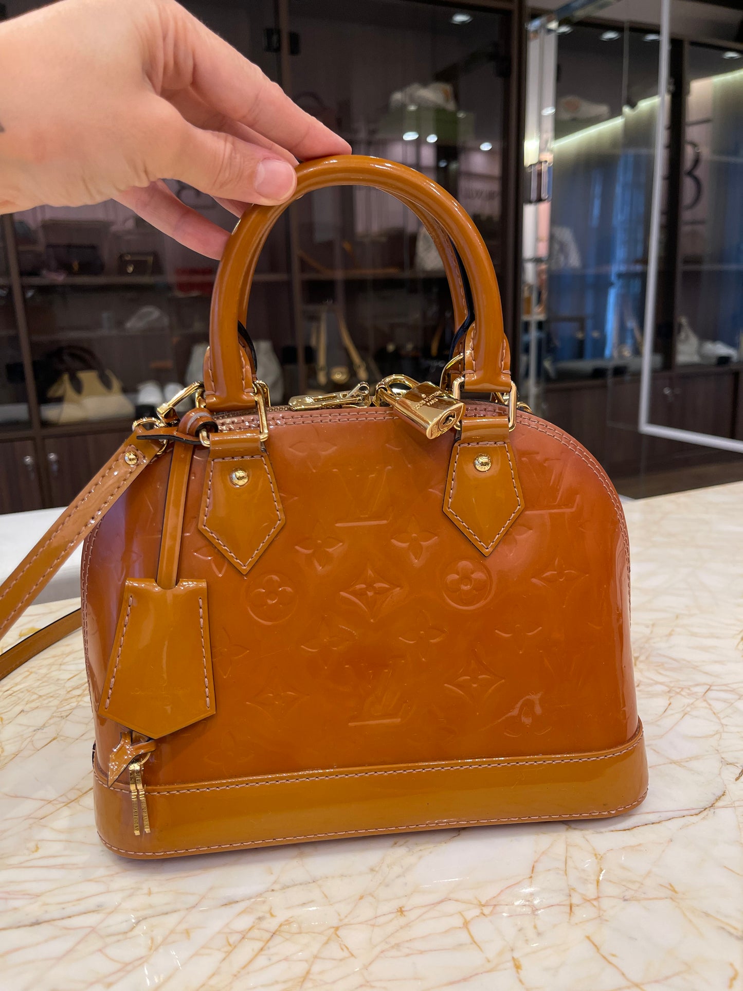 Louis Vuitton Alma BB em Couro Verniz
