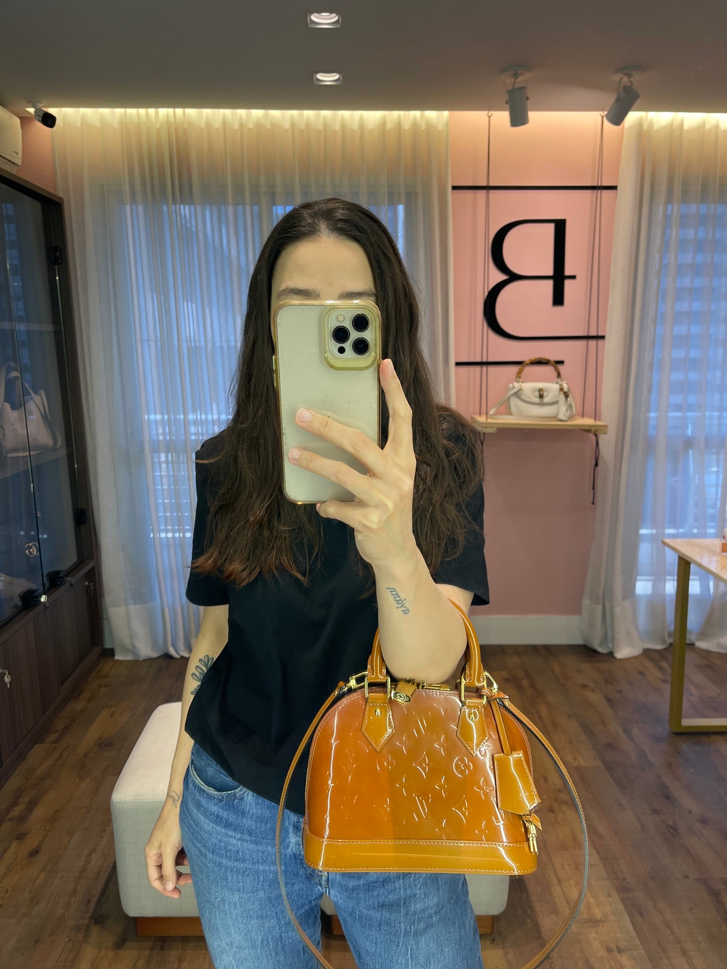 Louis Vuitton Alma BB em Couro Verniz