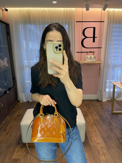 Louis Vuitton Alma BB em Couro Verniz