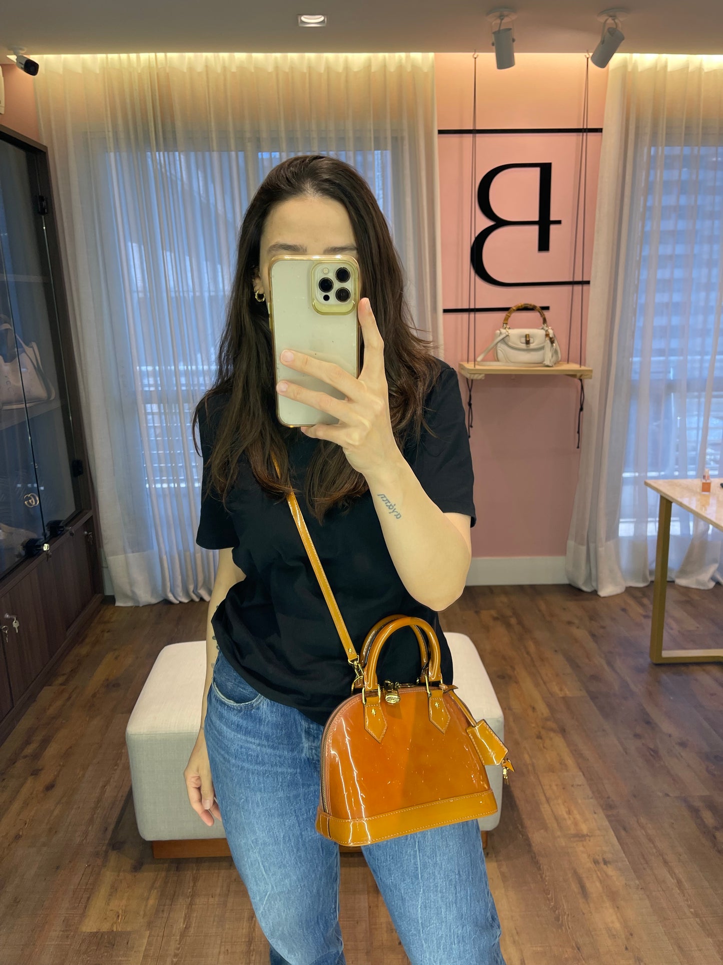 Louis Vuitton Alma BB em Couro Verniz